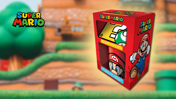 super mario logo i artige farger med en gave eske med mario kopp, brønn 1-up nøkkelring og kopp brikke. Satt på en bakgrunn ac grønt gress og brun jord med det ikoniske grønne røret.